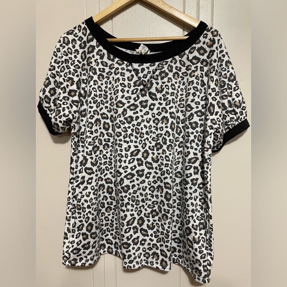 Short sleeve crew neck tee leopard
